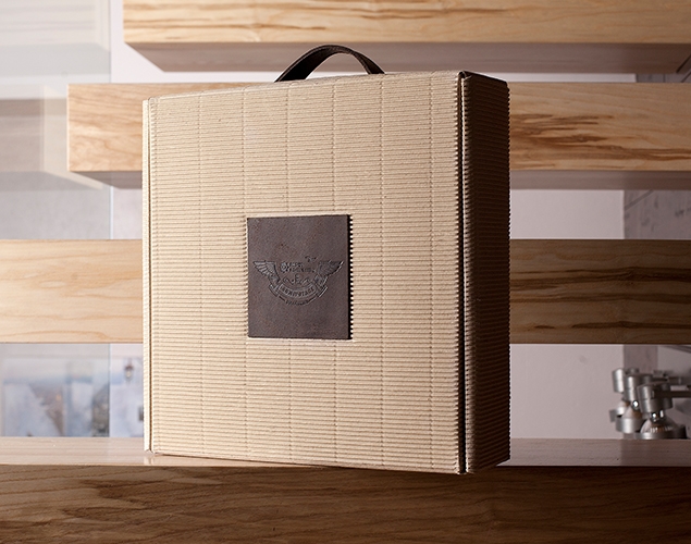 银行圣诞礼物-邮票与皮革产品包装盒设计