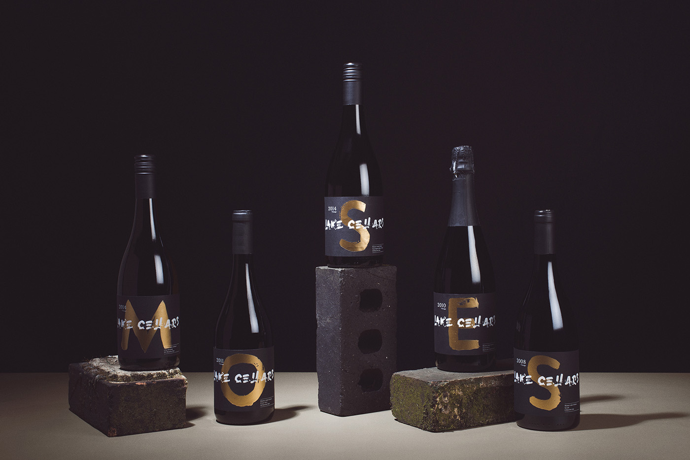 笔刷字体样式的葡萄酒包装设计