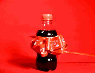 轻轻一拉瓶标，可乐秒变新年礼物！